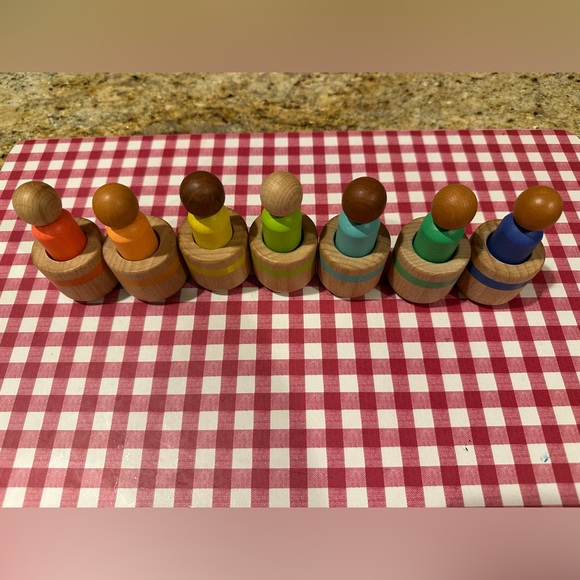 Lovevery peg people with matching cups - Picture 2 of 2